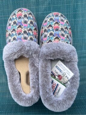 BOBS from Skechers memory foam Gray Faux Fur Slippers with Pug Charm Sz 8.5
